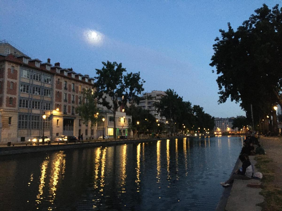 Paris, Au Bord Du Canal Saint Martin Exterior photo